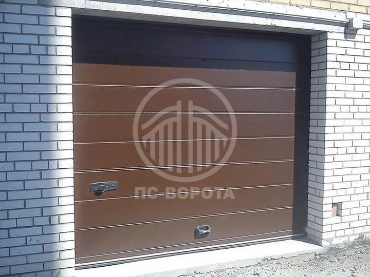 подъемно секционные ворота из сэндвич панелей с пружинным засовом и ручкой