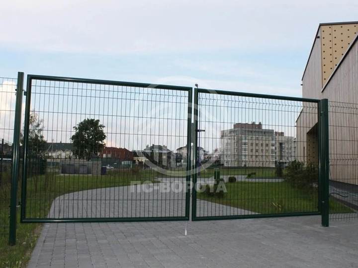 распашные ворота из 3Д сетки зеленого цвета с ручкой на планке